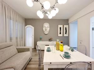 een woonkamer met een tafel en een bank bij Cosy Montroig Sitges in Sitges