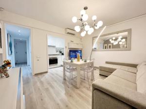 een woonkamer met een bank en een tafel bij Cosy Montroig Sitges in Sitges