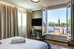 Postel nebo postele na pokoji v ubytování Mercure Toulouse Aeroport Blagnac
