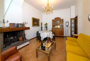 een woonkamer met een tafel en een open haard bij Orsini: tre camere da letto, 2 bagni in Luco neʼ Marsi