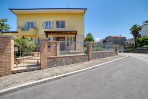 ein Haus mit einem Zaun am Straßenrand in der Unterkunft Villa Alba in Petacciato