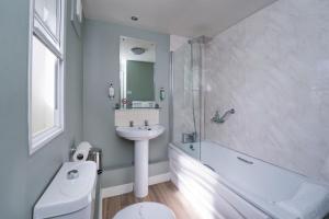 a bathroom with a sink and a toilet and a bath tub at Ye Olde Griffin in March +26 photos