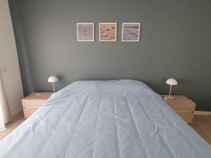 ein Schlafzimmer mit einem großen Bett mit zwei Nachttischen in der Unterkunft Casa Alegria Nadadouro in Nadadouro + 63 Fotos