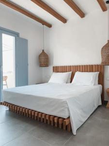 A bed or beds in a room at Sohoros Luxury Suites Még 22 kép