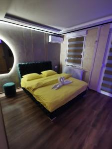 Un dormitorio con una cama con una cinta rosa. en Princ Lux Spa with free parking, en Novi Sad