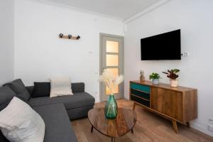 uma sala de estar com um sofá e uma mesa em Canela Homes BARCELONA PADILLA em Barcelona