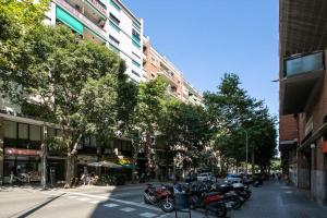 uma fila de motocicletas estacionadas numa rua da cidade em Canela Homes BARCELONA PADILLA em Barcelona