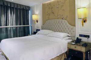 Llit o llits en una habitació de Estandon Hotel Guangzhou
