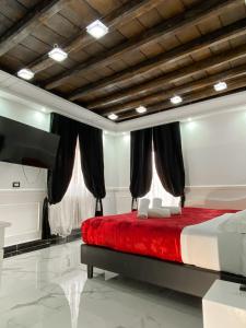 - une chambre avec un lit rouge et des rideaux noirs dans l'établissement Relais Parlamento, à Rome