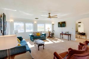 uma sala de estar com sofás e uma ventoinha de tecto em Cortez Retreat with Office and Stunning Mtn Views em Cortez