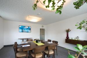- une salle à manger avec une table et des chaises dans l'établissement Hotel Staffler, à Odelzhausen