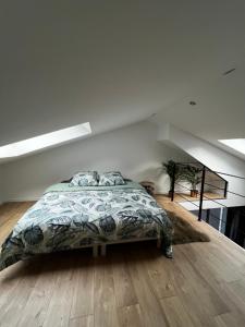 - une chambre blanche avec un lit et un escalier dans l'établissement L’Usine, à Concarneau