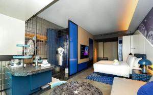 um quarto de hotel com uma cama e uma casa de banho em W Changsha em Changsha