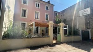博萊訥的住宿－Le patio de Fabio，一座粉红色的建筑,前面有一个门