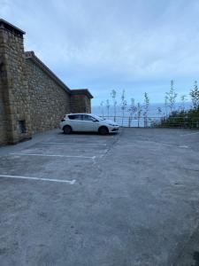 un coche blanco aparcado en un estacionamiento en Agroturismo Itxaspe, en Orio