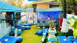 Omkar wellness inn في أرامبول: غرفة زرقاء مع ملعب بالمعدات الزرقاء والأبيض