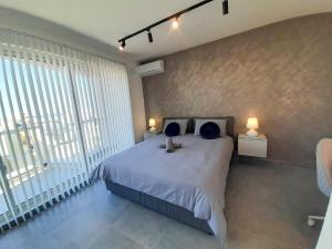En eller flere senger på et rom på Marsaskala Sea View Duplex Penthouse - Mive Properties