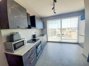 Kjøkken eller kjøkkenkrok på Marsaskala Sea View Duplex Penthouse - Mive Properties
