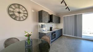 Kjøkken eller kjøkkenkrok på Marsaskala Sea View Duplex Penthouse - Mive Properties