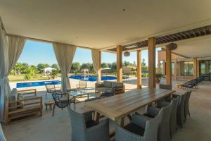 una sala da pranzo con tavolo, sedie e piscina di L'Orientale By La Siredrah a Marrakech