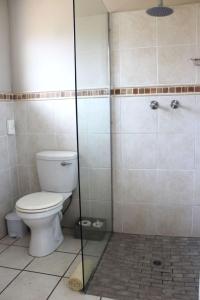 een badkamer met een toilet en een douche bij Bydand B&B in Addo