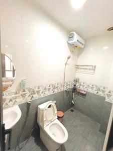 Bilik mandi di KenppiC Homestay-Đậu nhiều ô tô