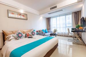 um quarto com uma cama grande e uma sala de estar em WAIFIDEN service Apartment Min Jian Fianance Branch em Guangzhou