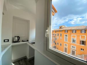 une fenêtre avec vue sur un bâtiment dans l'établissement Locanda Parlamento, à Rome