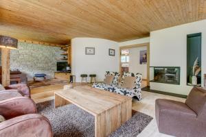 a living room with a wooden ceiling at Le Jangilau in Morzine
