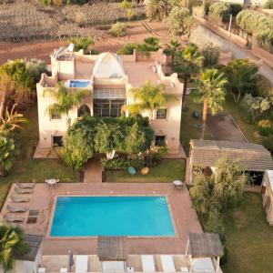 - une vue aérienne sur une maison avec une piscine dans l'établissement villa atika, à Marrakech
