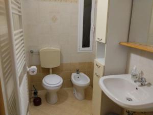 uma pequena casa de banho com WC e lavatório em Montenero House em Bolonha