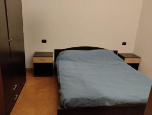 um quarto com uma cama e duas mesas de cabeceira em Montenero House em Bolonha