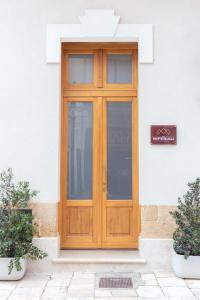 una puerta de madera en el lateral de un edificio en Gli Imperiali, en Latiano