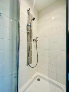 een badkamer met een douche en een bad bij Studio Bohème hypercentre in Amiens