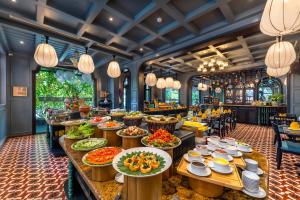 會安的住宿－Son Hoi An Boutique Hotel & Spa，在餐厅里享用自助餐,那里提供许多食物