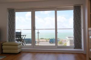 Zimmer mit einem großen Fenster und Meerblick in der Unterkunft BOURNECOAST: FLAT with PANORAMIC SEA VIEWS- FM6180 in Bournemouth