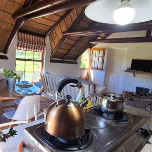 uma chaleira de chá num fogão na cozinha em Prospect Farm Cottages em George