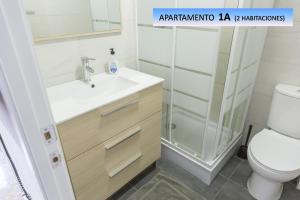 バレンシアにあるLandete Holidays by Zagal Apartmentsのバスルーム(トイレ、洗面台、シャワー付)
