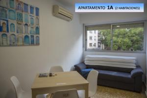 バレンシアにあるLandete Holidays by Zagal Apartmentsのソファ、テーブル、窓が備わる客室です。
