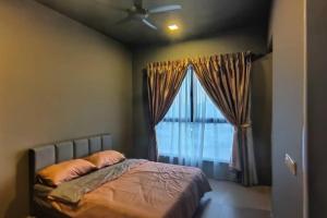 Schlafzimmer mit einem Bett und einem großen Fenster in der Unterkunft KL Centre Kepong (MRT)4Pax Wi-fi TvBox City View in Kuala Lumpur