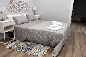 ein Bett mit zwei Handtüchern darauf in einem Schlafzimmer in der Unterkunft Perquilhas House 