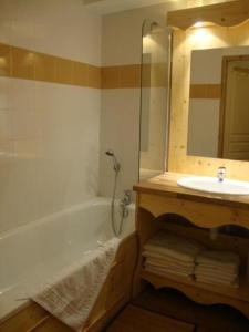 a bathroom with a bath tub and a sink at Orelle 3 Vallées - 2 pièces 5/6 personnes in Orelle