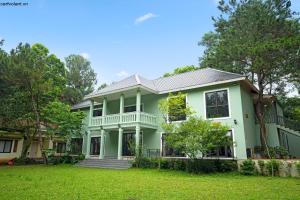 a large green house with a yard at Cerf Volant Soc Son in Sóc Sơn