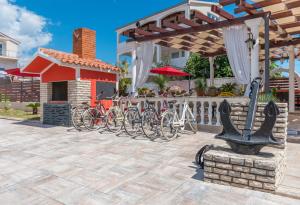 un grupo de bicicletas estacionadas frente a una casa en New! Luxurious Villa ANCORA, en Sukošan