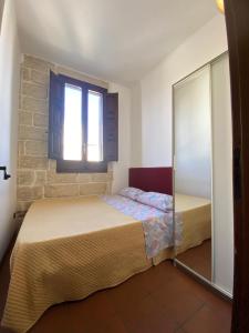 1 dormitorio con 2 camas y ventana en Casa Chiara, roof terrace, 100m to the historical center en Lecce