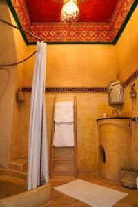 Baðherbergi á Riad l'Echappée, en exclusivité, 5 chambres