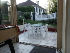 vistas a un patio con mesa y sillas en LES GRADINES, en Bar-sur-Aube
