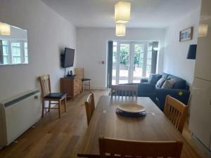uma sala de estar com uma mesa e um sofá em BOURNECOAST: CLOSE TO SHOPS / SANDY BEACH -FM4034 em Bournemouth