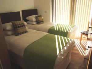 um quarto com 2 camas e um sofá em BOURNECOAST: CLOSE TO SHOPS / SANDY BEACH -FM4034 em Bournemouth