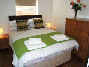 um quarto com uma cama grande e toalhas em BOURNECOAST: CLOSE TO SHOPS / SANDY BEACH -FM4034 em Bournemouth